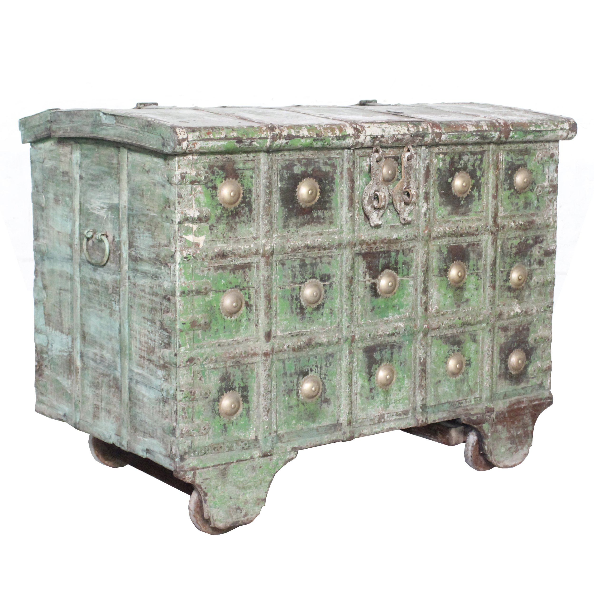 alte Truhe auf Rollen