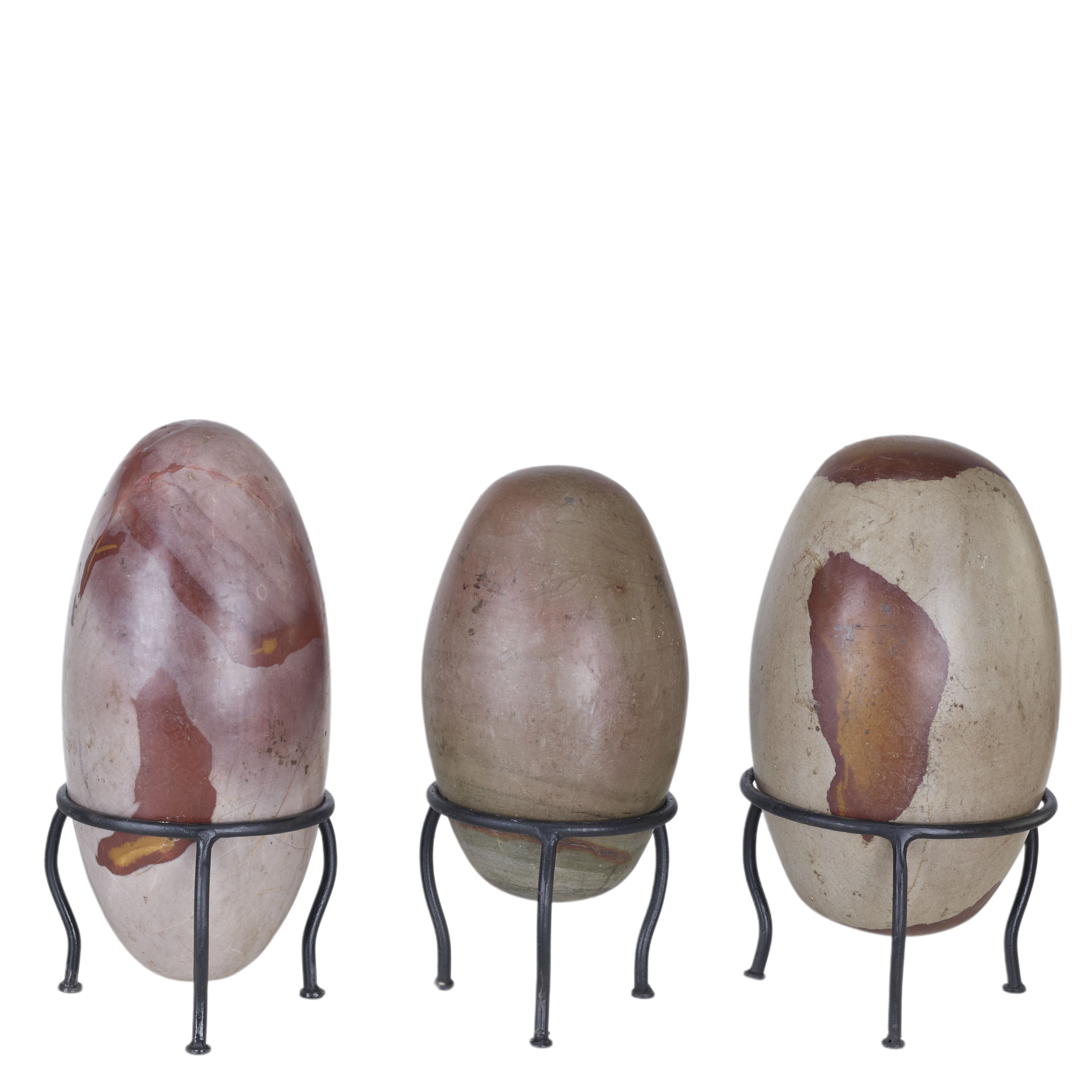 Dekoobjekt Shiva Lingam auf Eisengestell