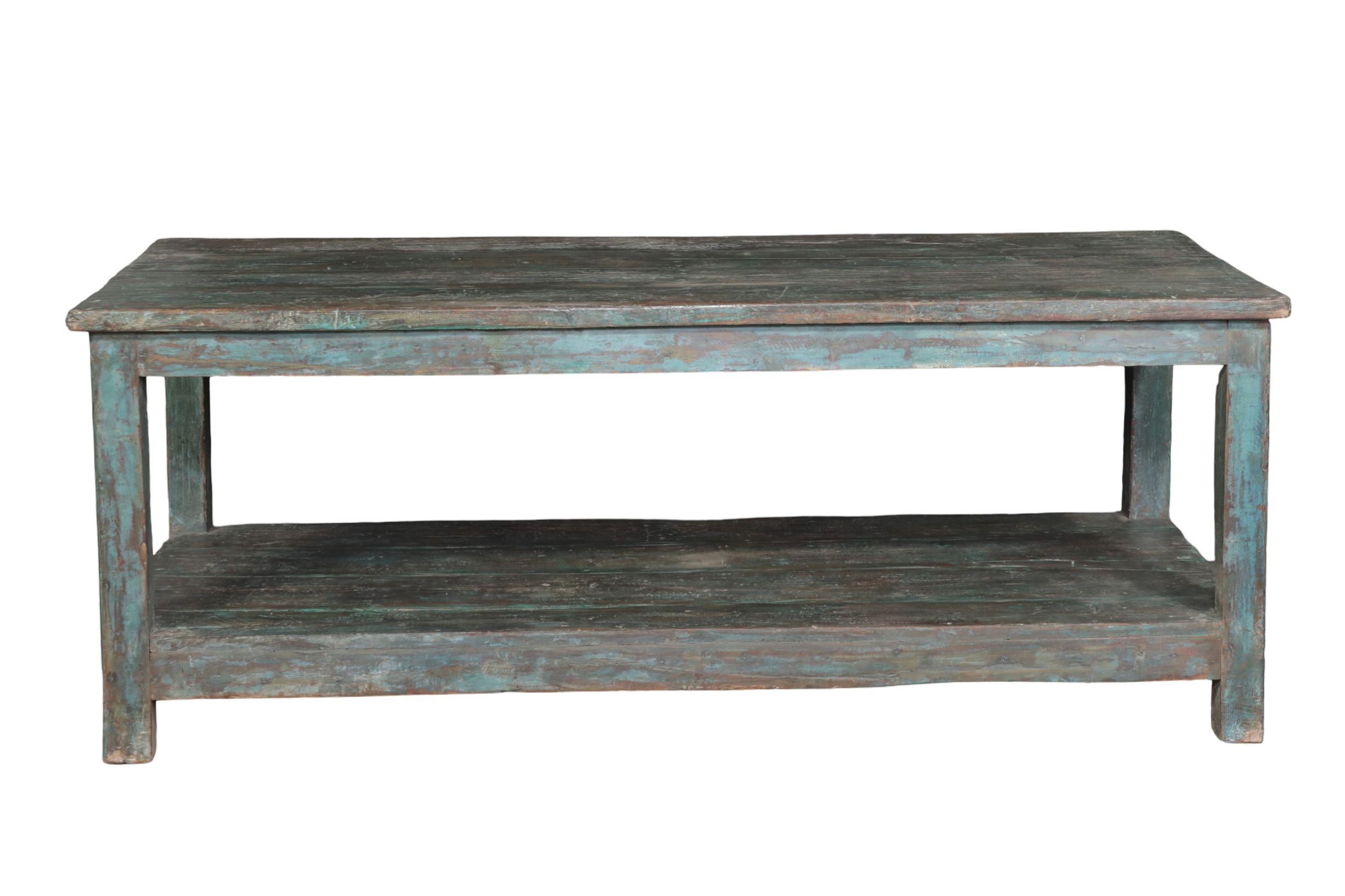 alter Arbeitstisch mit Ablage